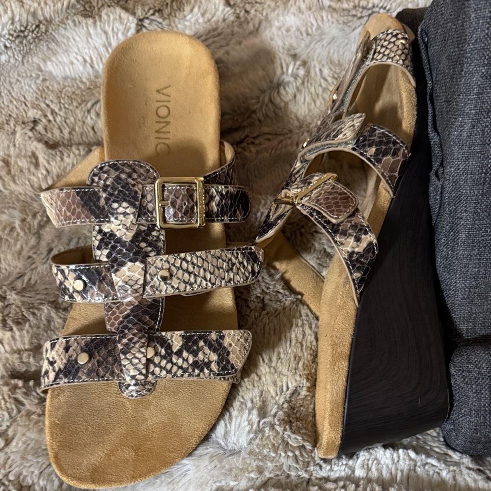 Vionic Multi-tone Snakeskin Slide Sandals w/Build-in Orthotic Support - Size 7 - Picture 3 of 4
